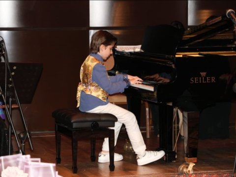 10 yaşlı bəstəkar ilk musiqisini  Heydər Əliyevə həsr etdi - VİDEO