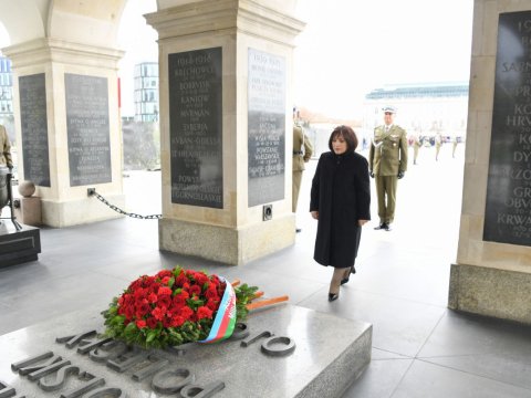Spiker Varşavada “Naməlum əsgər” abidəsini ziyarət edib - FOTOLAR