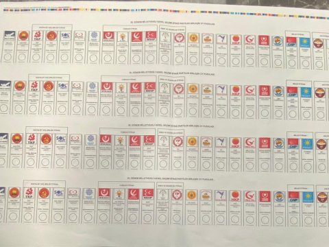 Türkiyədə 1 metrlik seçki bülleteni...