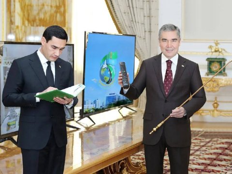 Berdiməhəmmədov hakimiyyəti oğlundan alır?