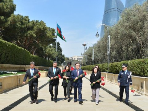 Koreya deputatları Şəhidlər xiyabanını ziyarət edib