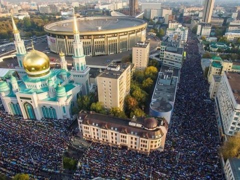 Moskvada 100 min nəfərlik bayram namazı - VİDEO