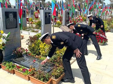 Hərbçilər şəhid məzarlarını ziyarət ediblər - FOTOLAR