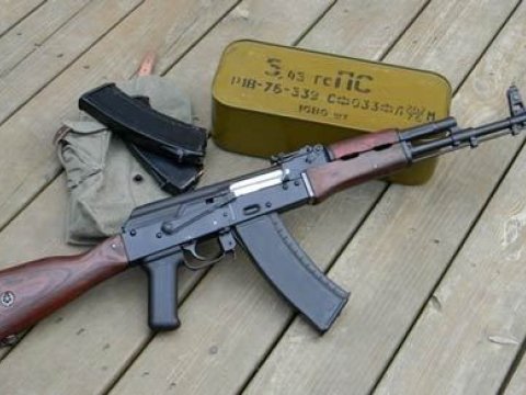 Avtomatla gəzən şəxs ələ keçdi