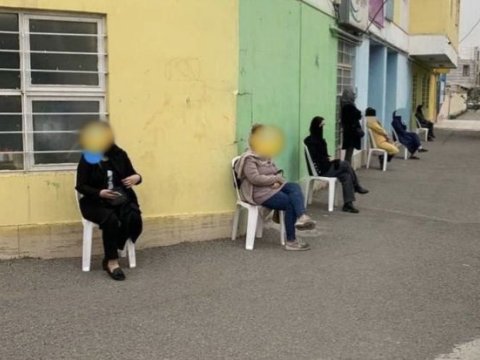 İranda valideynlər məktəb önündə keşik çəkir- FOTO