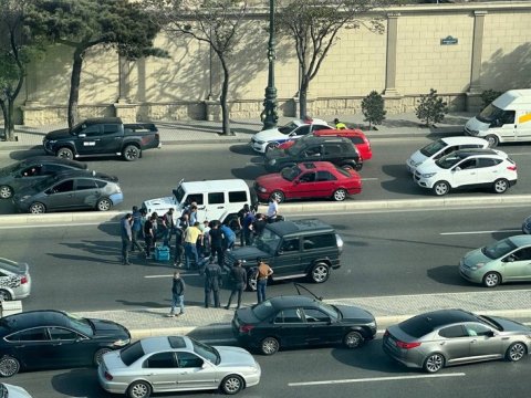 Avtomobillə motosiklet toqquşdu - Yolda sıxlıq yarandı