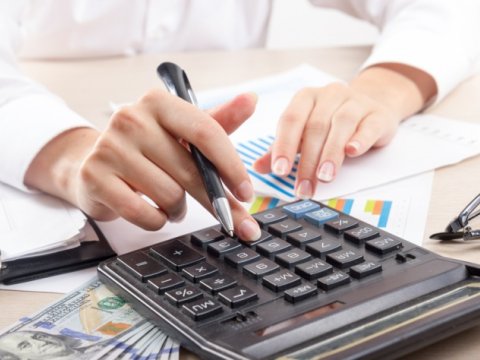 İşə gəlməyənlərə də maaş verilib 