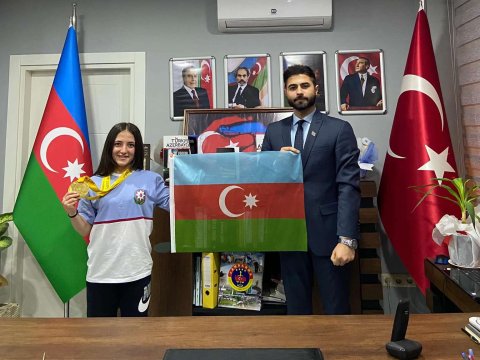 Cansu Bektaşa Azərbaycan bayrağı verildi - FOTO