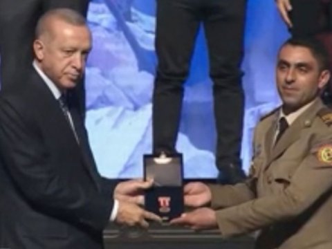 Ərdoğan FHN xilasedicisini təltif etdi - FOTOLAR