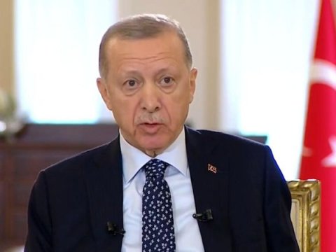 Canlı yayımda Ərdoğanın halı pisləşdi - VİDEO