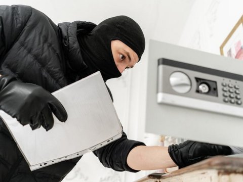 Marketin seyfindəki pulları OĞURLADI