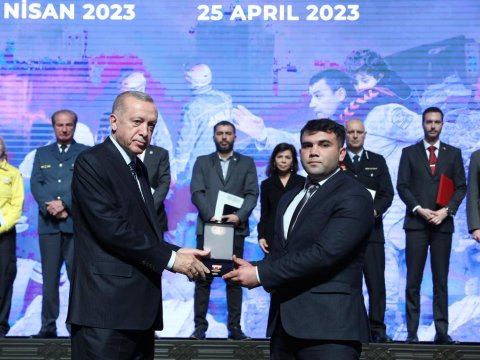 Ərdoğan azərbaycanlı gənci təltif etdi