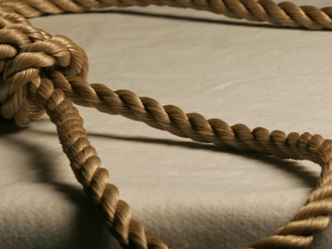 62 yaşlı qadın özünü asdı