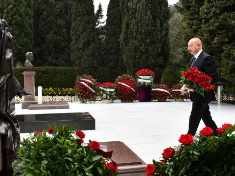 Prezident Zərifə Əliyevanın məzarını ziyarət edib - FOTOLAR