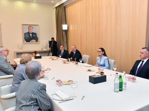 Prezident və birinci xanım oftalmoloqlarla söhbət etdilər - VİDEO