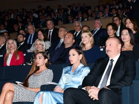 İlham Əliyev xanımı və qızı ilə konsertdə - FOTO