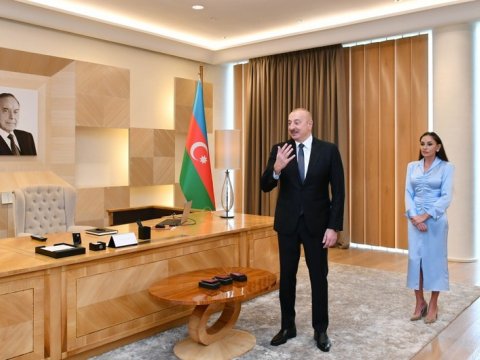 Bayrağımız Zəngəzur dağlarında biryerdə dalğalanır