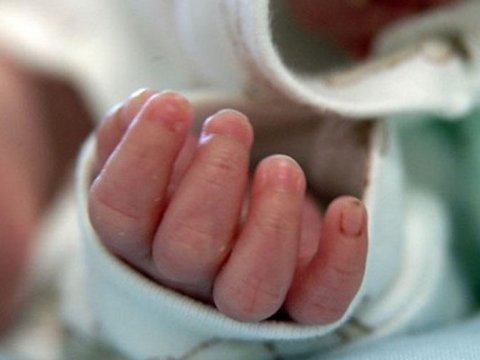 Körpə anasının qucağından düşüb öldü