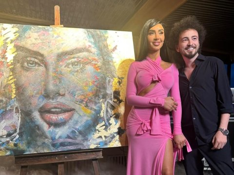 Azərbaycanlı modelə qızıldan portret hədiyyə edildi - VİDEO