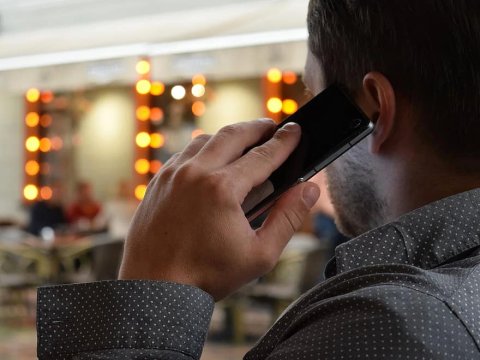 Danışmaq üçün aldığı telefonları OĞURLADI