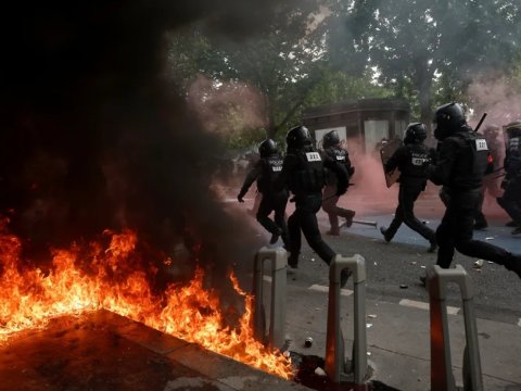 Milyonlarla fransız etiraza qalxdı - 100-dən çox polis yaralandı