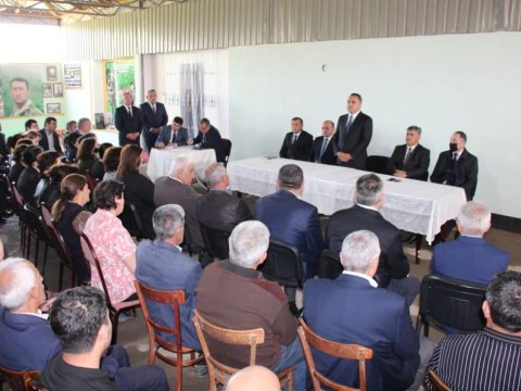 İcra başçısı şəhid ailəsinin həyətində səyyar qəbul keçirib - FOTO