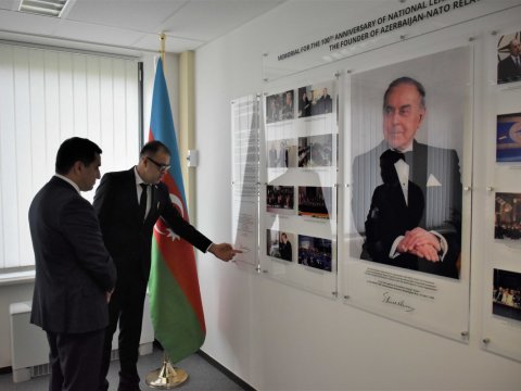 Hikmət Hacıyev NATO rəsmiləri ilə müzakirələr aparıb 