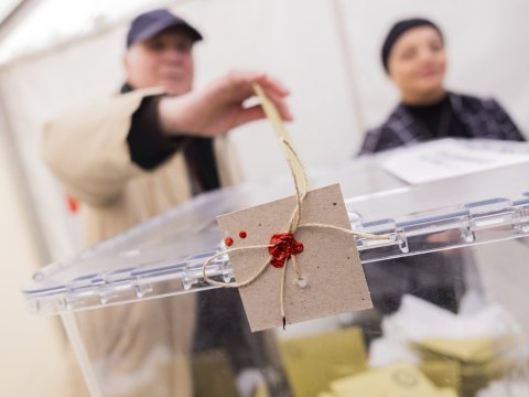PKK tərəfdarları türk seçicilərə hücum etdi - Azyaşlı yaralandı (VİDEO)