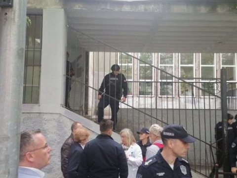 Məktəbə silahlı hücum - mühafizəçi və 8 şagird güllələndi (YENİLƏNİB)