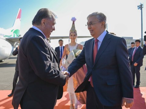 Tokayev Tacikistan prezidentini şəxsən QARŞILADI - FOTO