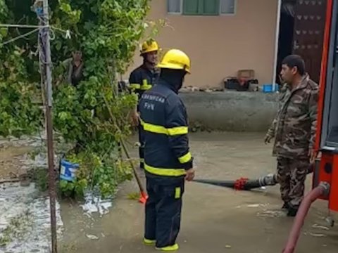 Biləsuvarda evləri və həyətyanı sahələri su basıb - VİDEO