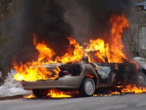 Novxanıda maşın yandı - Xəsarət alan var 