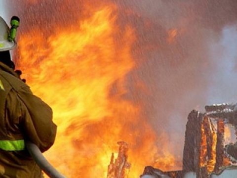 Avtomobil təmiri sexi və 4 maşın yandı