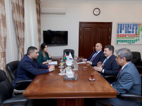 ATU rektoru Gəray Gəraybəyli ABŞ-dan fəxri qonaq Teymur Nəsirovla görüşüb