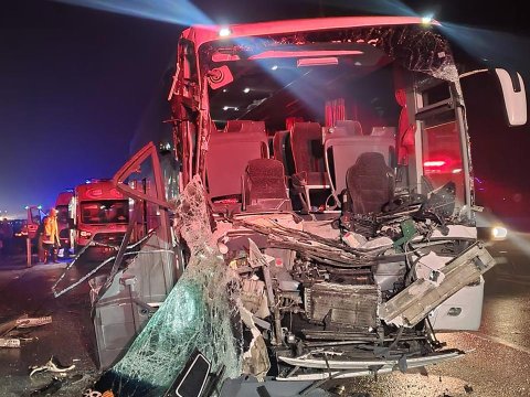 Avtobus yük maşını ilə toqquşdu: 33 nəfər yaralandı