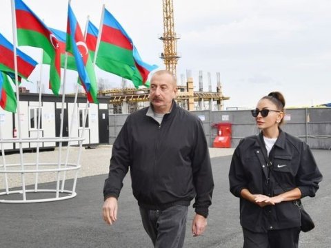 Prezident Mirziyoyevin Füzulidə tikdirdiyi məktəbə baş çəkdi