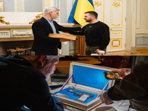 Həmkarı Zelenskiyə tapança hədiyyə etdi