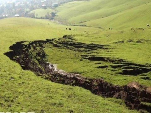 Daha bir rayonda torpaq sürüşməsi - Hərəkət çətinləşdi