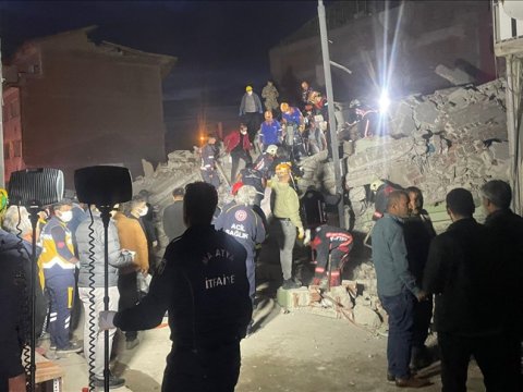 3 mərtəbəli bina çökdü, ölən var