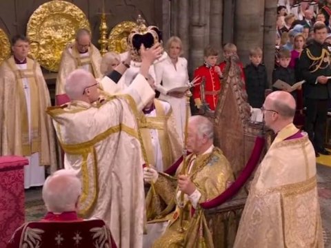 Kral taclandırıldı - VİDEO