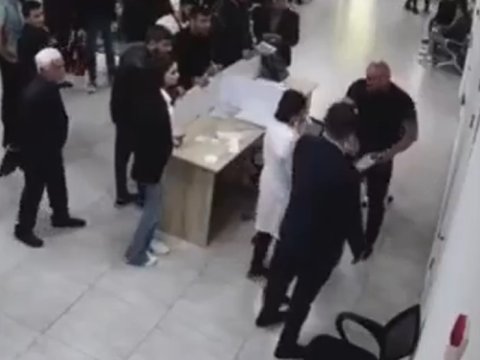 Peşəkar idmançı qazinin çənəsini sındırdı - VİDEO