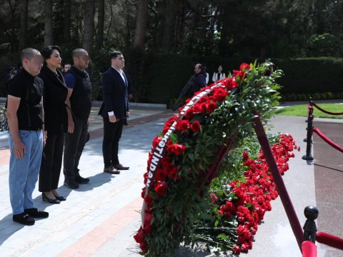 Yetkinlik yaşına çatmayan şəxslər şəhər gəzintisində - FOTOLAR
