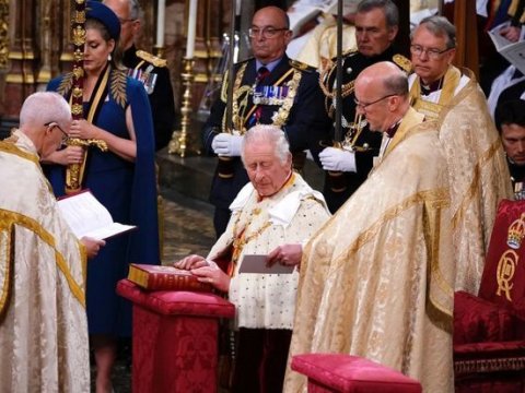 III Çarlz rəsmən Britaniya kralı oldu