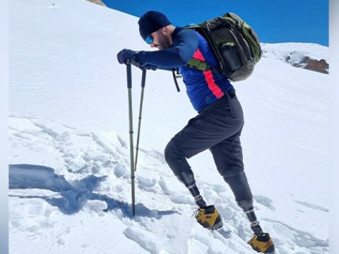 İki ayağını itirmiş qazi Heydər Əliyev zirvəsində- VİDEO