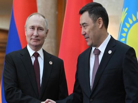 Putin Japarovla görüşdü