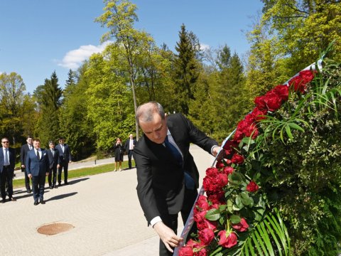 Nazir müstəqillik uğrunda həlak olanların abidəsini ziyarət etdi