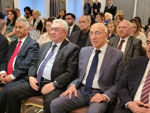 Tanınmış şəxslərə Heydər Əliyevlə bağlı saat hədiyyə olundu