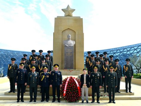Hərbçilər Həzi Aslanovun məzarını ziyarət ediblər