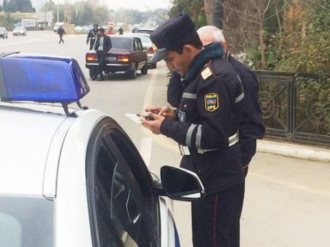 Postda insident: Sərnişin polisi bıçaqla hədələdi