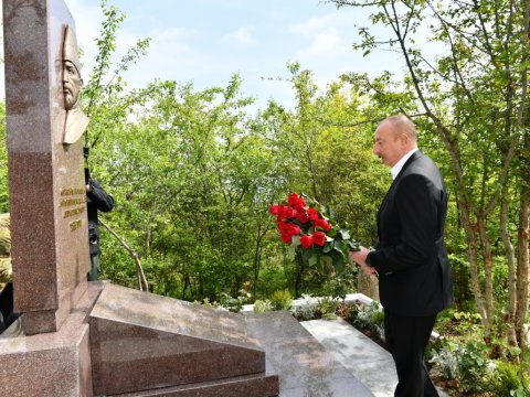 Prezident Mir Möhsün Nəvvabın məzarını ziyarət etdi - FOTOLAR